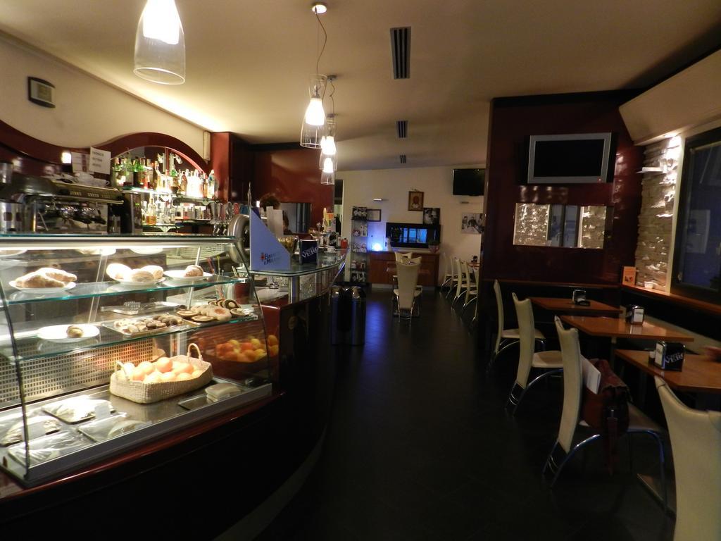 Locanda Trattoria Caffe Cavour Чіттаделла Екстер'єр фото