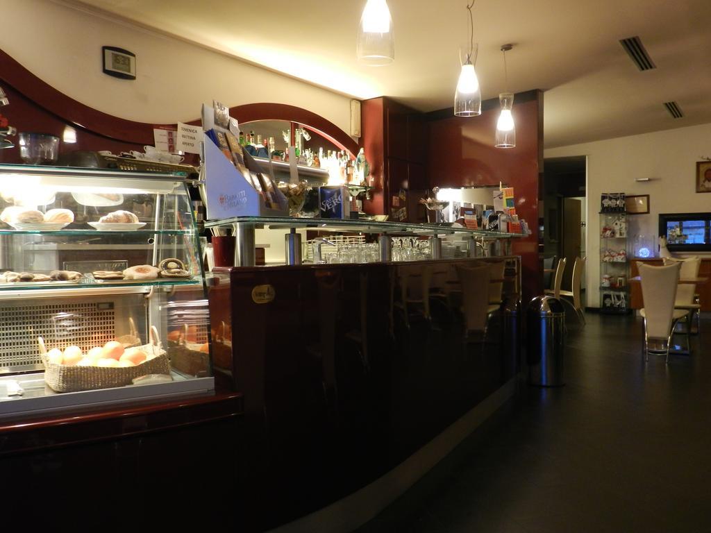 Locanda Trattoria Caffe Cavour Чіттаделла Екстер'єр фото