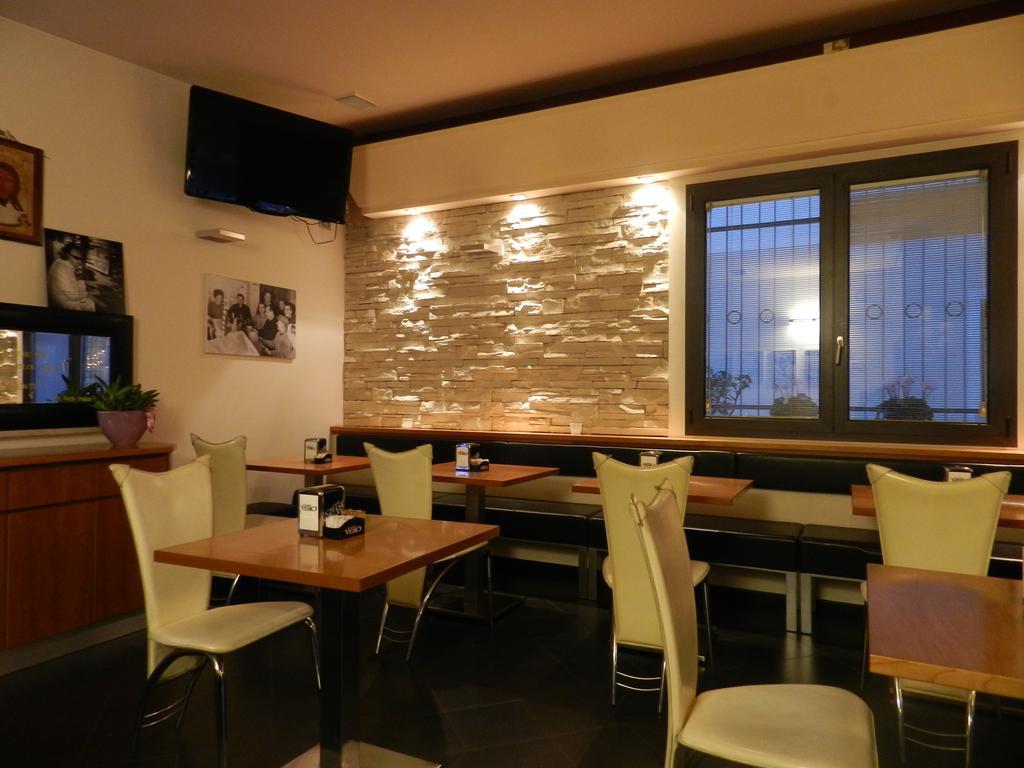 Locanda Trattoria Caffe Cavour Чіттаделла Екстер'єр фото