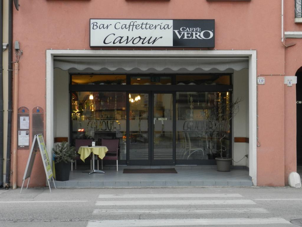 Locanda Trattoria Caffe Cavour Чіттаделла Екстер'єр фото