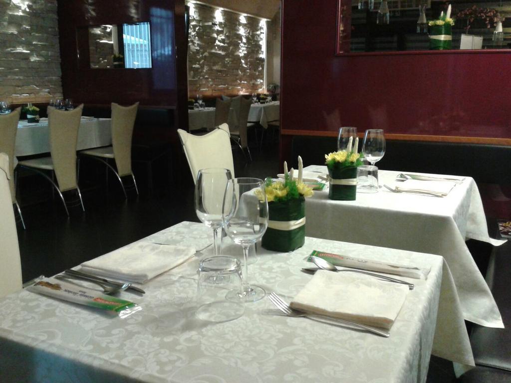 Locanda Trattoria Caffe Cavour Чіттаделла Екстер'єр фото
