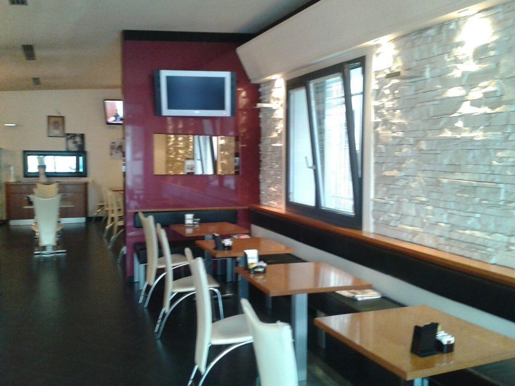 Locanda Trattoria Caffe Cavour Чіттаделла Екстер'єр фото